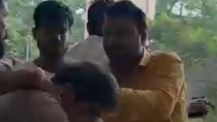 BMC के अधिकारी को अज्ञात लोगों ने पीटा, Video वायरल