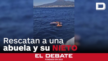 La guardia costera rescata a una abuela y su nieto en una colchoneta a 4 kilómetros a la deriva