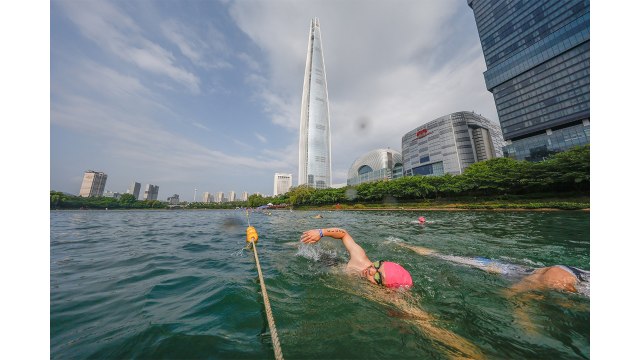 [기업] 석촌호수 헤엄치고 롯데월드타워 오른다...롯데 아쿠아슬론 개최 / YTN