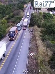 Пять человек чудом выжили, когда неуправляемый грузовик скинул автомобиль с эстакады