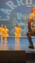Ce père rejoint sa fille lors de ce spectacle de danse