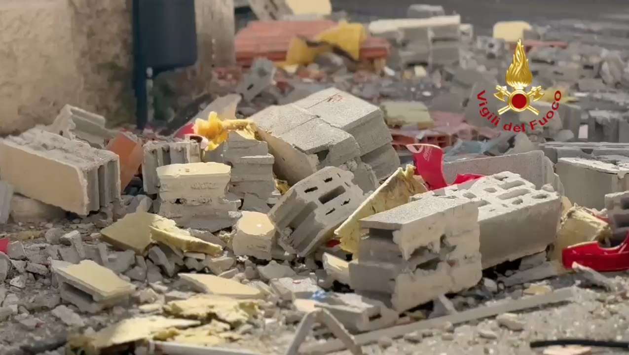 Esplosione a Sassari. Tra le macerie e le fiamme: il video dei Vigili del Fuoco