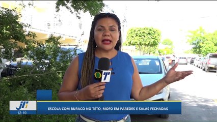 Escola com buraco no teto, mofo e salas fechadas
