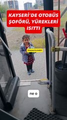 Topunu şişirmek için otobüs şoförünün yolunu gözleyen minik kız ve onu kırmayıp gönlünü yapan şoför 😊