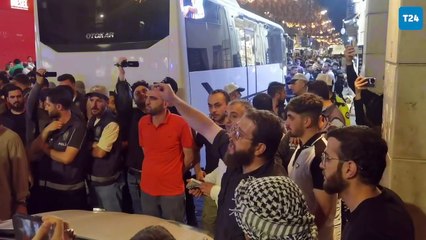 Leman dergisine yürüyen kalabalığa seslenen kişi: İçeri girdik, camları kırdık