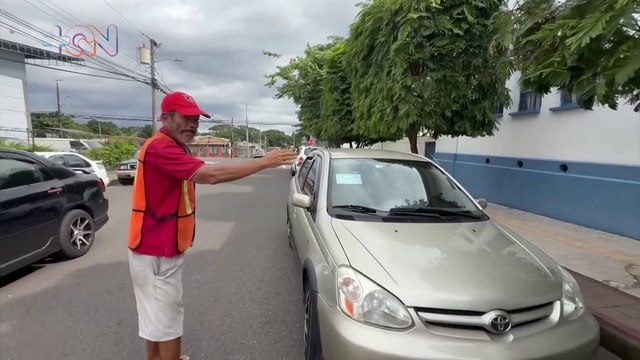 Elías cuida carros desde las 9 a. m., pero a Orotina le cuida el alma