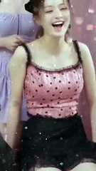 핑크색 캐미솔 + 검정 란제리 치마 야벅지 프로미스나인 이나경