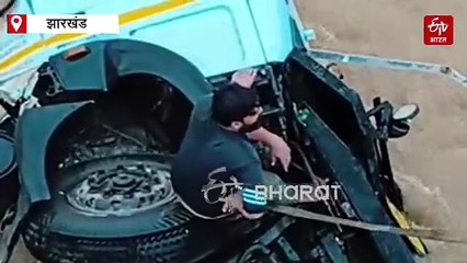 पुल की रेलिंग तोड़ बराकर नदी में गिरा मालवाहक, चार घंटे तक बाढ़ में फंसा रहा चालक