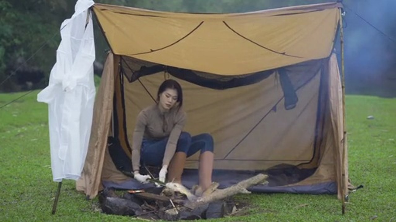 SOLO OVERNIGHT CAMPING COOKING IN THE RAIN☔️ RELAXING IN THE TENT