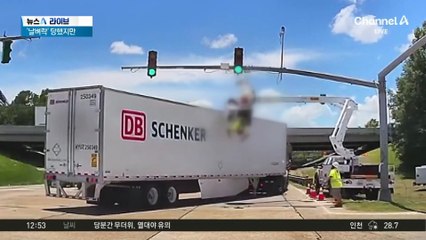 신호등 수리 중 트럭에 ‘쾅’…허공에 매달린 수리공