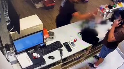 Akaryakıt istasyonunun marketinde 150 TL'lik dehşet: Kasiyeri bıçakladılar!