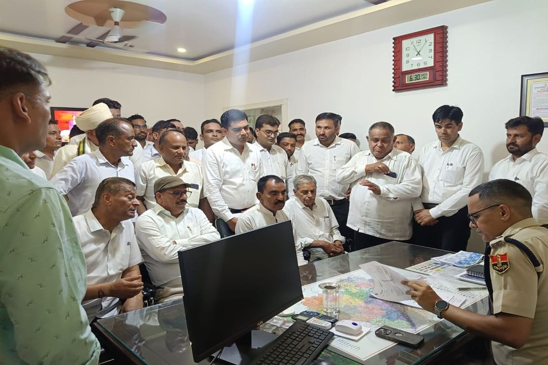 अधिवक्ता को धमकाने व गाली-गलौच करने के आरोपी को गिरफ्तार करने की मांग