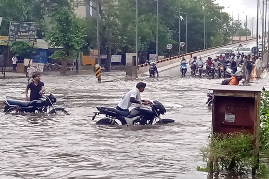 VIDEO: अलवर में तेज बारिश से जनजीवन प्रभावित, कई इलाकों में भरा पानी