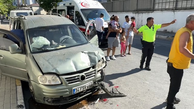 Avcılar'da çocuğu fenalaşınca aracı park etti, hafif ticari araç çarptı: 4 yaralı