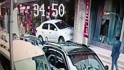 Alkollü sürücü şehri birbirine kattı, 2 çocuk otomobilin altında kalmaktan son anda böyle kurtuldu