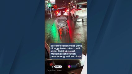 Kursi Roda Modifikasi Dikendarai Seorang Tunawisma Jadi Pemandangan Unik Di Jalan