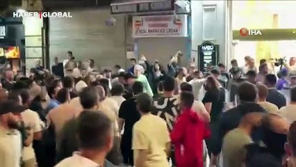 İstiklal Caddesi'nde toplanan grup, Leman dergisini protesto etti