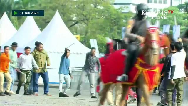 [FULL] Atraksi Penjinak Bom-Penerjun Payung Polri Buat Prabowo Tepuk Tangan di HUT Bhayangkara