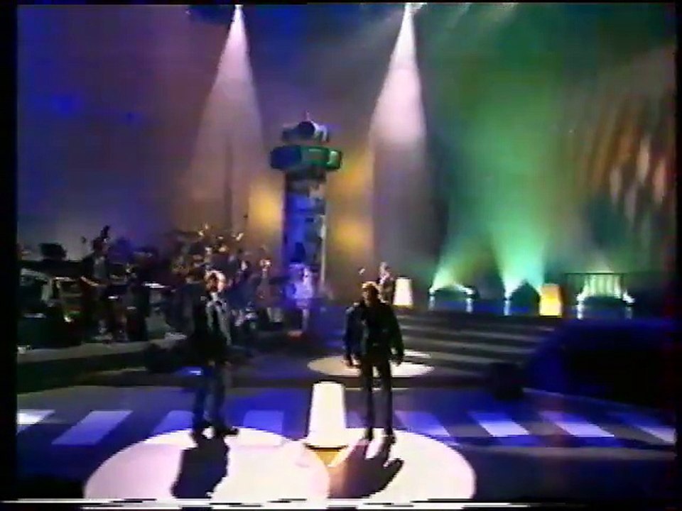 Johnny Hallyday - Les Enfoirés 1998 : Duos Inédits avec Cantona et Lara Fabian (France 2)