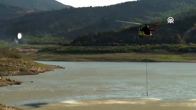 İzmir'in Seferihisar ve Menderes ilçelerindeki orman yangınlarına müdahale sürüyor
