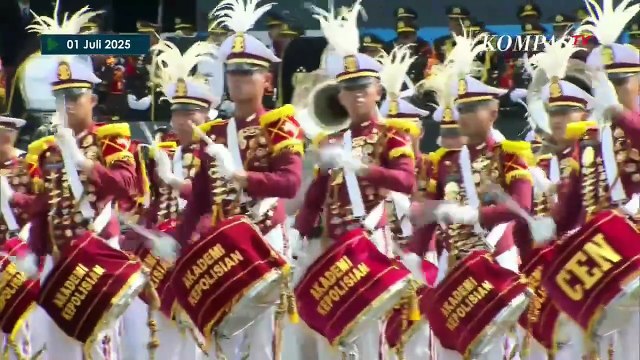 Prabowo Sampai Hormat Berdiri ke Pasukan Penerjun Payung Polri di HUT ke-79 Bhayangkara