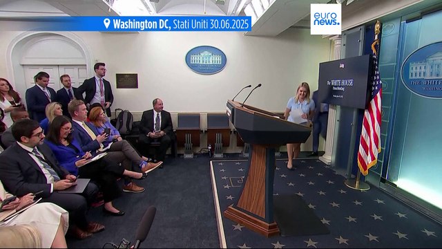 Donald Trump firma l'ordine esecutivo che revoca le sanzioni economiche alla Siria