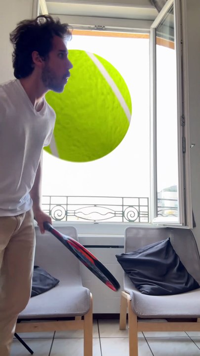 A giant #tennis ball 🎾 landed in my appartement !! 🤯