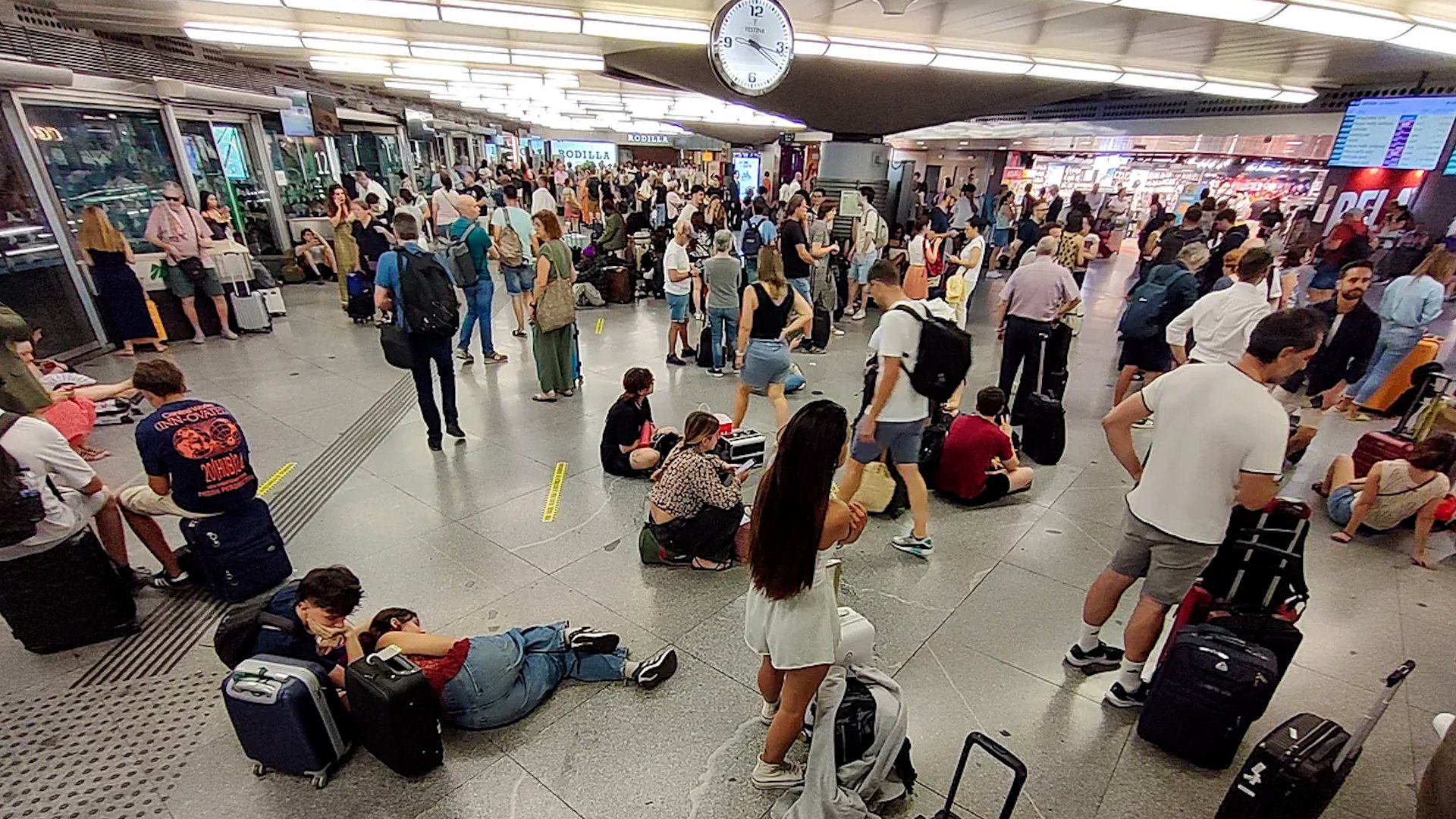 Adif ha informado a trav�s de sus redes sociales que los trenes del Corredor Sur con origen o destino Madrid y Sevilla no circular�n hasta nuevo aviso. Esta suspensi�n se debe a una incidencia ocurrida hace 11 horas entre Los Yeles y La Sagra (Toledo), causada por una falta de tensi�n en la catenaria, que ha dificultado el rescate de dos trenes afectados.

Adem�s, esta situaci�n impacta tambi�n las conexiones de larga distancia con origen o destino en M�laga, Granada, C�diz y Huelva. Las relaciones de media distancia entre Toledo y Puertollano/Ciudad Real tambi�n se ven afectadas por esta interrupci�n.