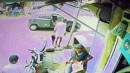 बस स्टैंड पर बैठी थी महिला टीचर, कार में आए पूर्व प्रेमी ने तलवार से की हत्या