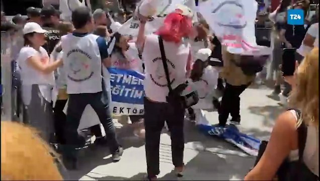 Özel Sektör Öğretmenleri Sendikası üyelerinin İstanbul’dan Ankara’ya yaptıkları ‘Büyük Öğretmen Yürüyüşü’ne Başkent’te polis müdahalesi