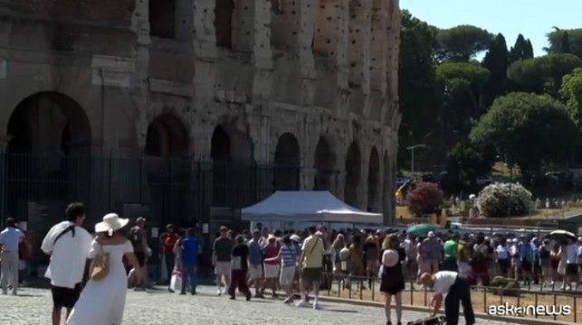 Caldo a Roma, al Colosseo turisti a caccia di uno spicchio d'ombra