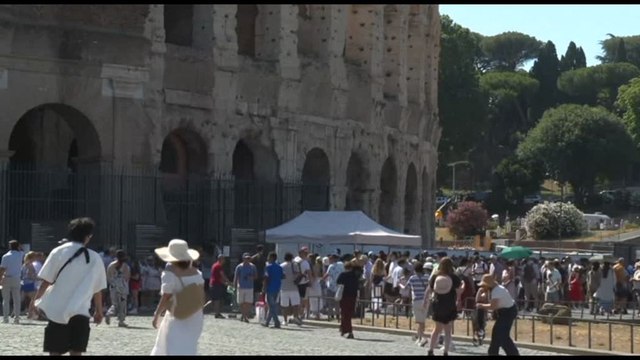 Caldo a Roma, al Colosseo turisti a caccia di uno spicchio d'ombra