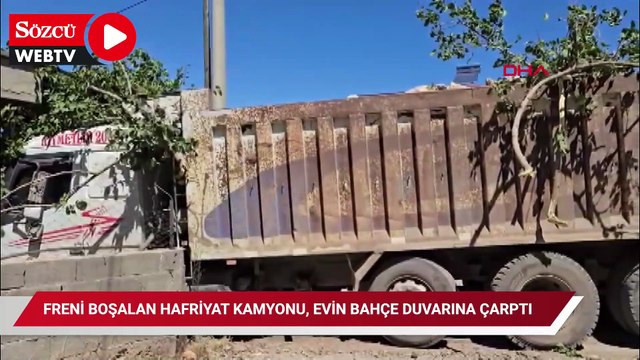 Freni boşalan hafriyat kamyonu, evin bahçe duvarına çarptı