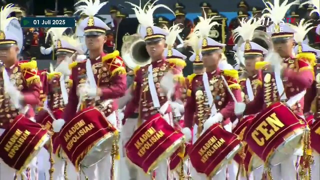 Aksi Penerjun Payung Bentangkan Bendera Gambar Prabowo di HUT ke-79 Bhayangkara