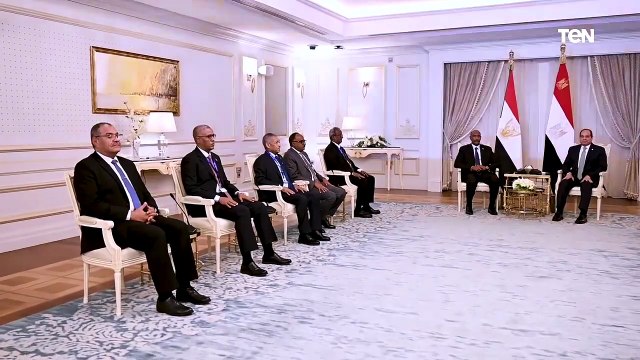 الرئيس عبد الفتاح السيسي يستقبل رئيس مجلس السيادة السوداني بمدينة العلمين
