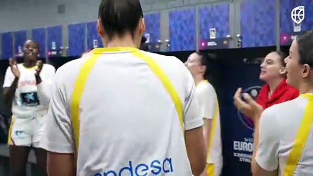 Las jugadoras de la Selección Femenina de Baloncesto cantando El Vals del Obrero , del grupo Ska-P, en la final del Eurobasket.