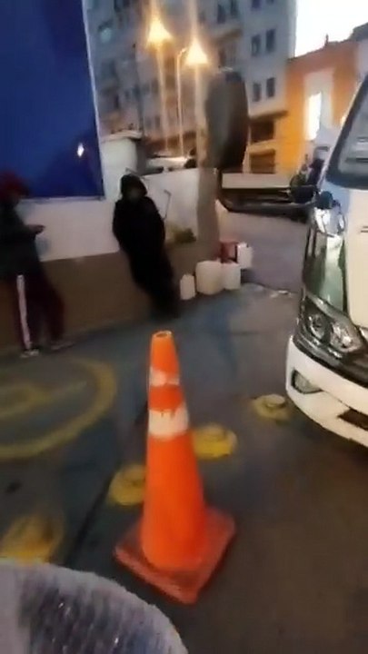 ​La Paz arranca su mes aniversario con filas por combustible en surtidores