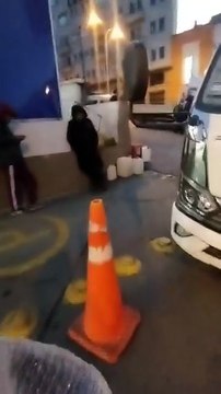 ​La Paz arranca su mes aniversario con filas por combustible en surtidores