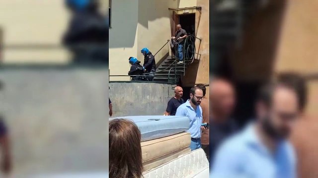 Vicofaro, lo sgombero con la polizia: portati via a forza gli ultimi quattro migranti. Tensione con don Biancalani
