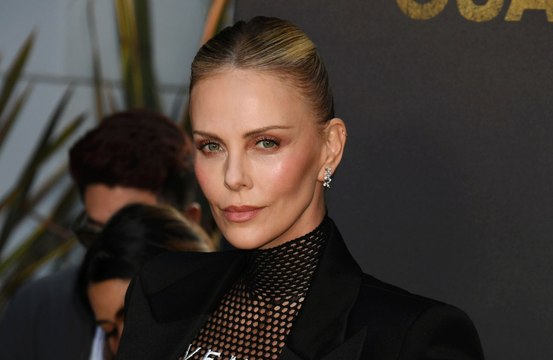 Charlize Theron räumt 'Schwierigkeiten' bei Erziehung ihrer Töchter ein