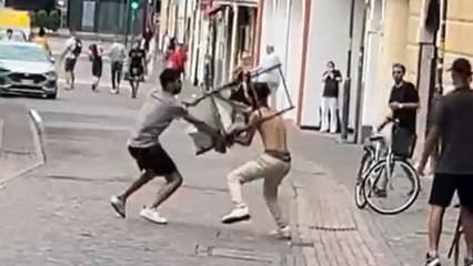 Bolzano, il video della rissa a colpi di sdraio: «Violenza in pieno centro»