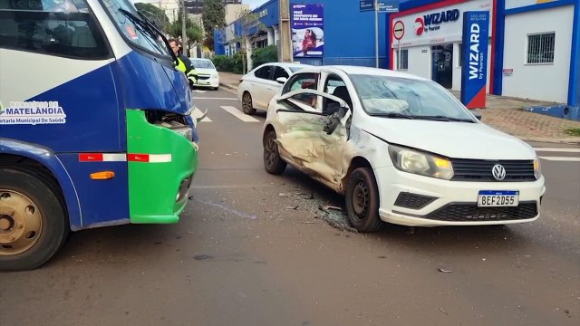 Forte colisão entre carro e ônibus é registrado na Rua Minas Gerais