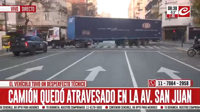 Caos vehicular en Constitución: camión quedó atravesado sobre los cuatro carriles de avenida San Juan