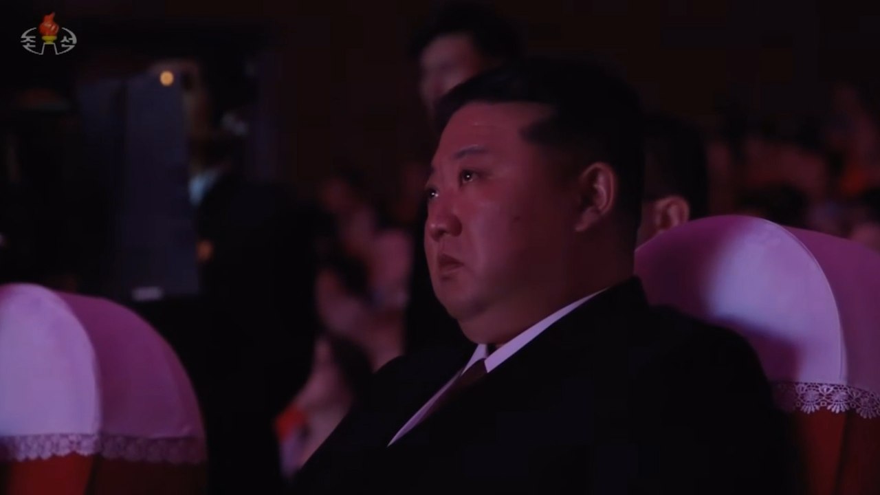Kim Jong-un llora en un acto por los soldados norcoreanos que murieron luchando por Putin