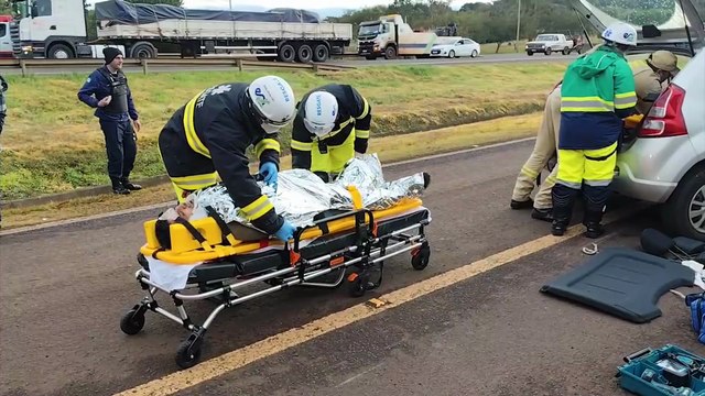 Carro e caminhão se envolvem em colisão na rodovia BR-277, em Cascavel