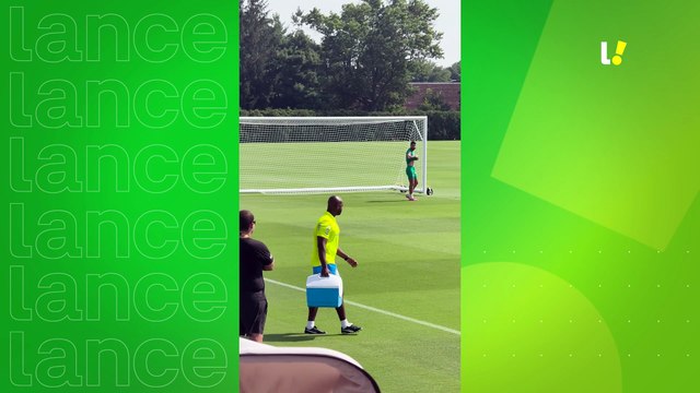 Flaco se arrisca no futebol americano antes de treino do Palmeiras