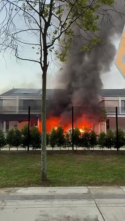 轿车凌晨突起火烧成废铁 波及2排屋 无伤亡