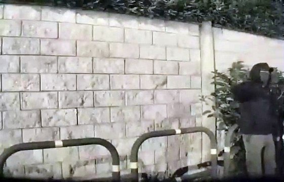 Prato, ladri ripresi in strada dalle telecamere di una Tesla: si organizzano per rubare nelle auto