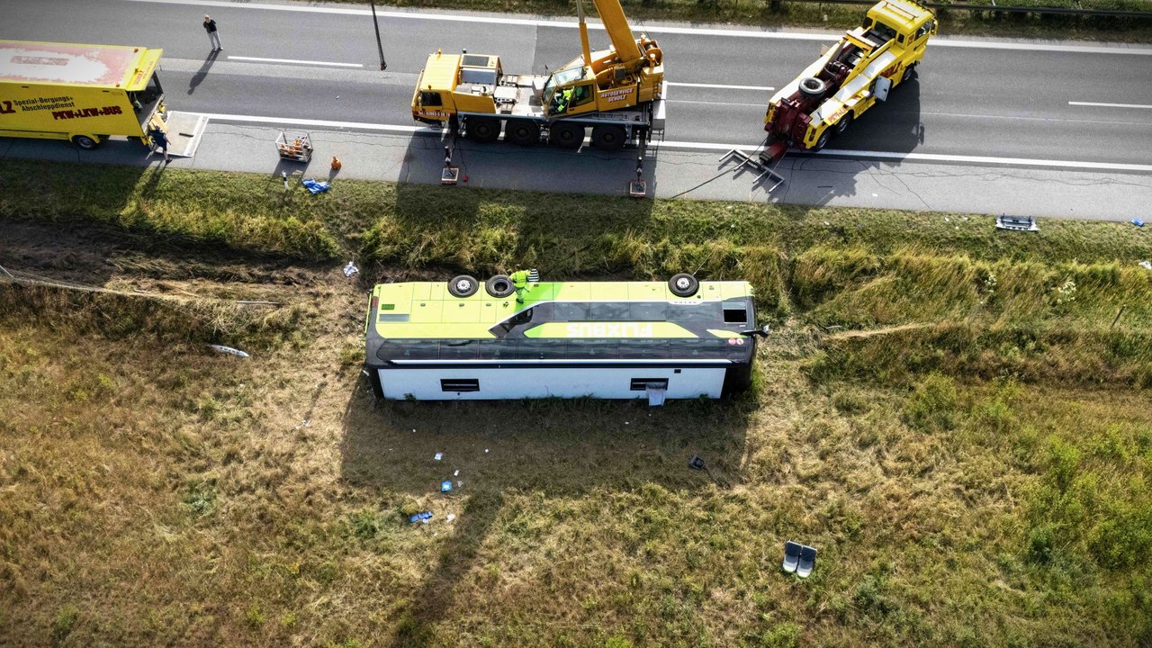 Flixbus am Weg nach Wien in Deutschland umgekippt
