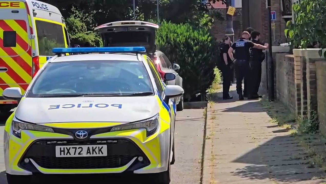 Large police presence in Cumberland Street as they force entry to property